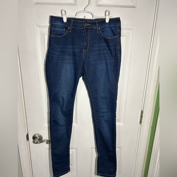 iris Denim - IRIS Skinny Jeans Juniors Size 7. Style IP8182. Medium/Dark wash